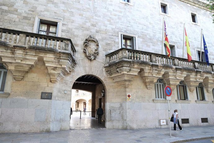Archivo - Los acusados de asesinato de un beb&eacute; al arrojarlo a un contenedor a su llegada a la Audiencia Provincial de Palma, a 24 de octubre de 2025, en Palma de Mallorca, Baleares (Espa&ntilde;a).