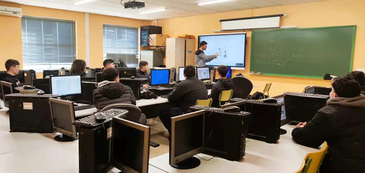 Estudiantes del CIFP Politécnico de Cartagena crean un banco de pruebas para drones en su