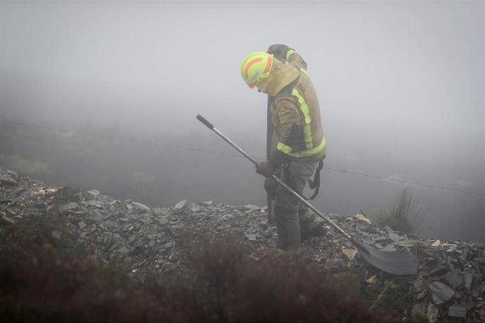 Un bombero trabaja en las labores de extinción de un incendio forestal en Ourol