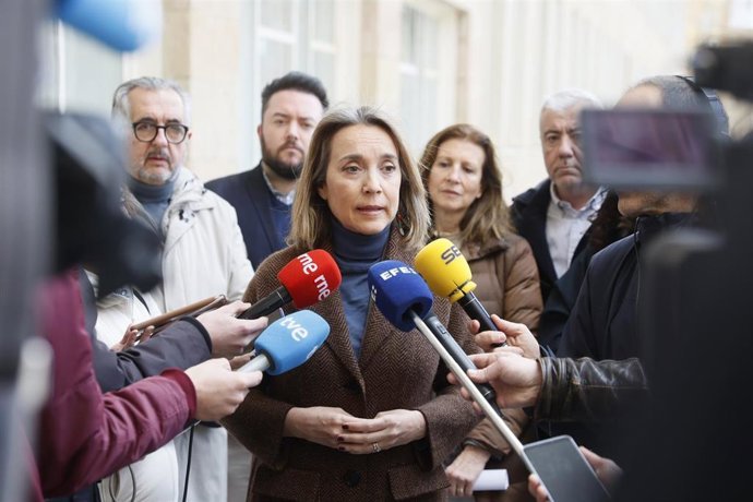 La vicesecretaria de Regeneraci&oacute;n Institucional, Cuca Gamarra, atiende a los medios este domingo en Logro&ntilde;o