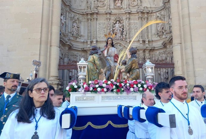 Palmas y ramos inundan el centro de Logroño para arropar a La Borriquita y cumplir con la esperada bendición