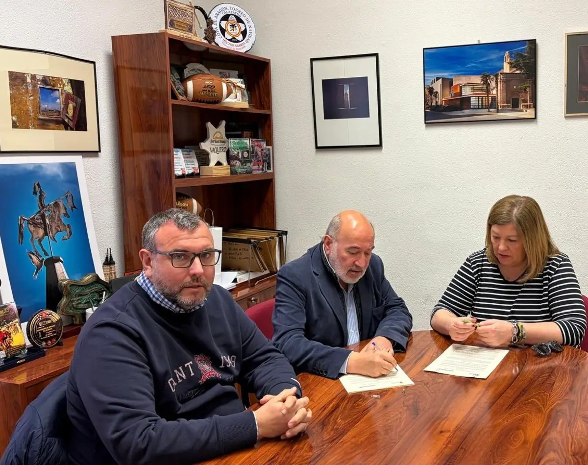 Ayuntamiento y Asociación de Hosteleros de Calatayud firman el acuerdo sobre veladores Ayuntamiento y Asociación de Hosteleros de Calatayud firman el acuerdo sobre veladores