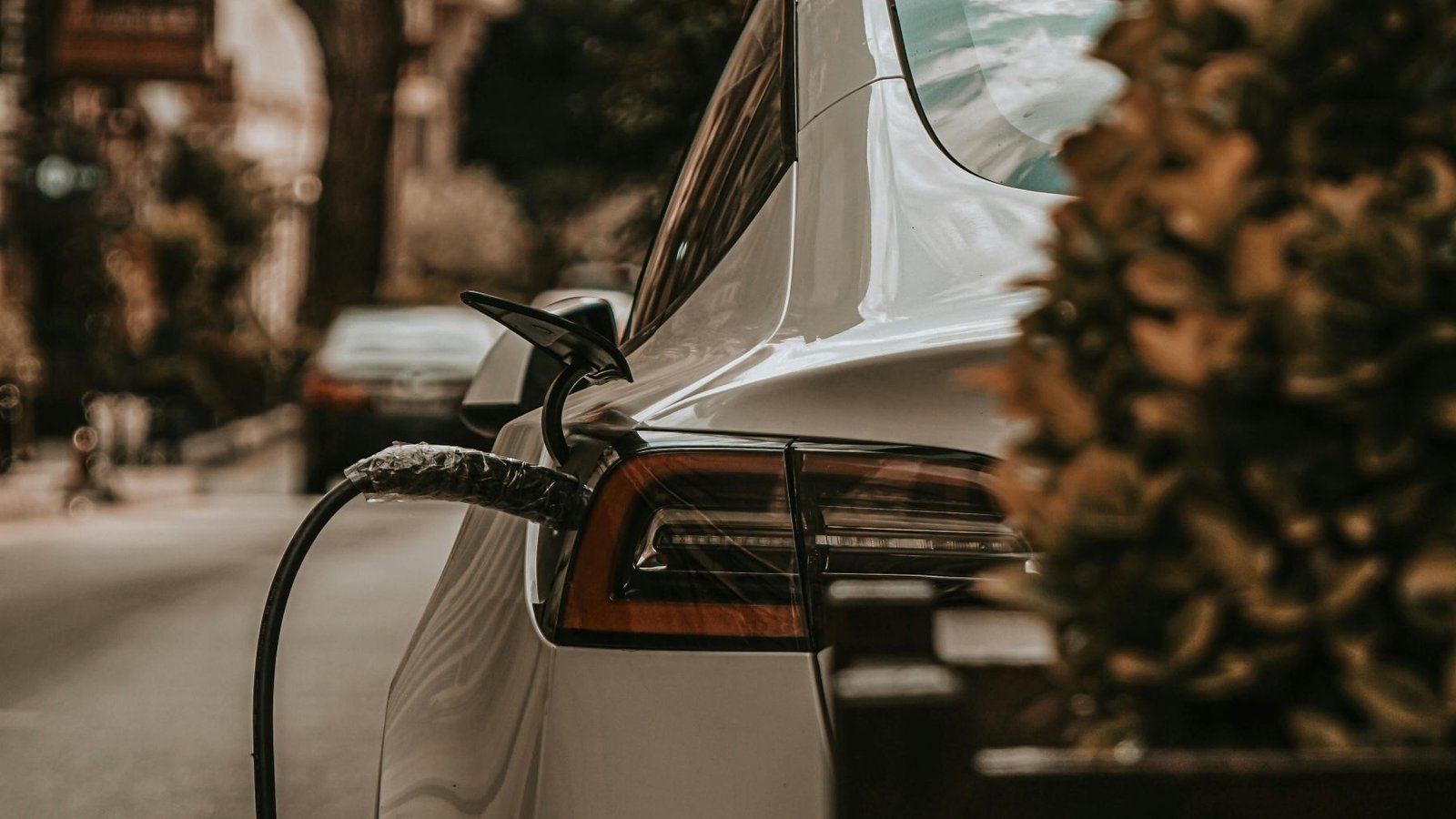 Cataluña promueve el coche eléctrico con grandes inversiones y miles de puntos de recarga en su