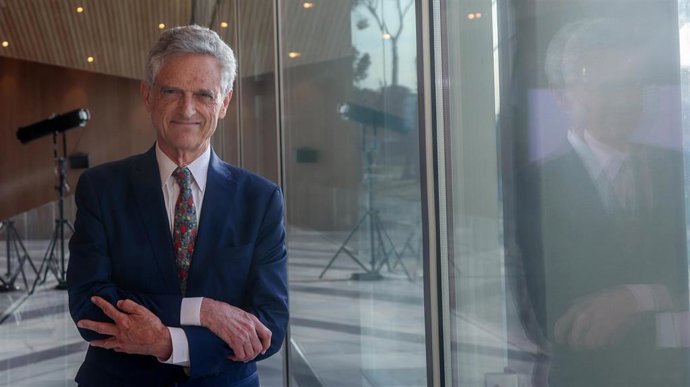 Archivo - El psiquiatra Luis Rojas Marcos posa a su llegada a la III Edici&oacute;n de los Premios Empresariales del Sur de Espa&ntilde;a en el auditorio IESE Business School, a 17 de mayo de 2022, en Madrid (Espa&ntilde;a). La Asociaci&oacute;n de Empresarios del Sur de Espa&ntilde;a, CES