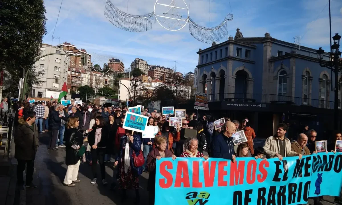 Más de 5.000 firmas presentan contra el McDonald’s en el Mercado de Puertochico en el Ayuntamiento