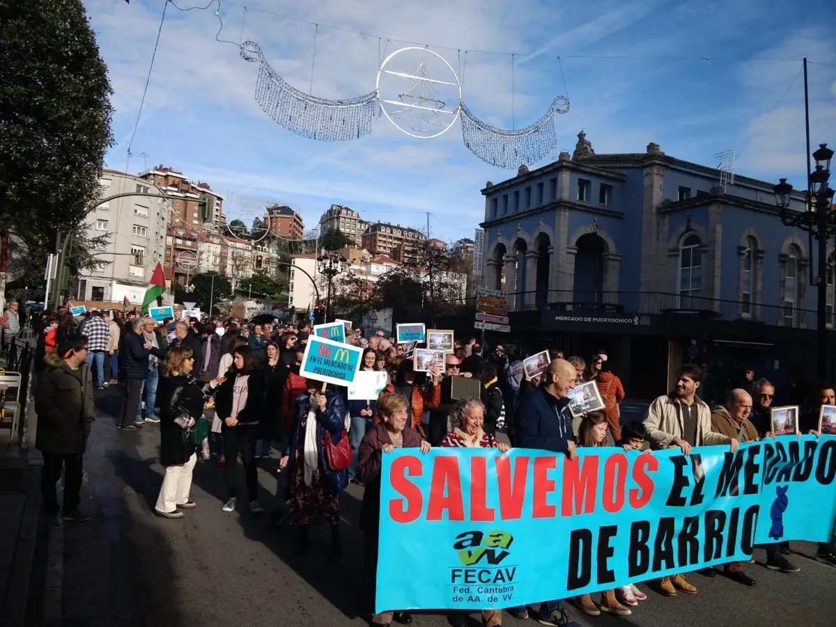 Más de 5.000 firmas presentan contra el McDonald's en el Mercado de Puertochico en el Ayuntamiento