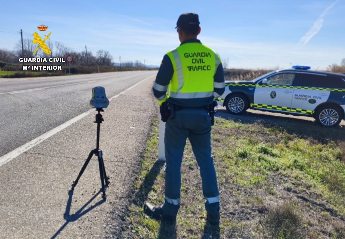 La Guardia Civil investiga a un conductor por superar los 186 km/h en Épila, donde el límite es La Guardia Civil investiga a un conductor por superar los 186 km/h en Épila, donde el límite es