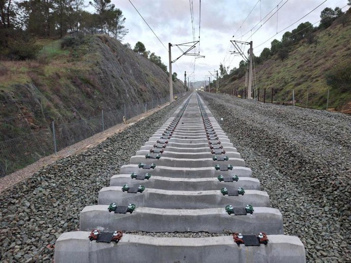 Adif adjudica 10,5 millones para instalar 52 kilómetros de vallados en la red ferroviaria andaluza Adif adjudica 10,5 millones para instalar 52 kilómetros de vallados en la red ferroviaria andaluza