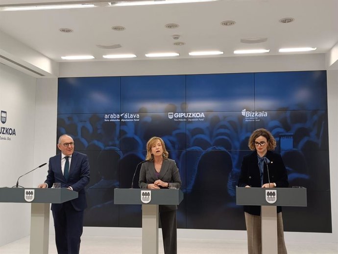 Comparecencia en San Sebasti&aacute;n de las diputadas generales de Gipuzkoa y  Bizkaia ,  Eider Mendoza y Elixabete Etxanobe y del diputado general de &Aacute;lava, Ramiro Gonz&aacute;lez.