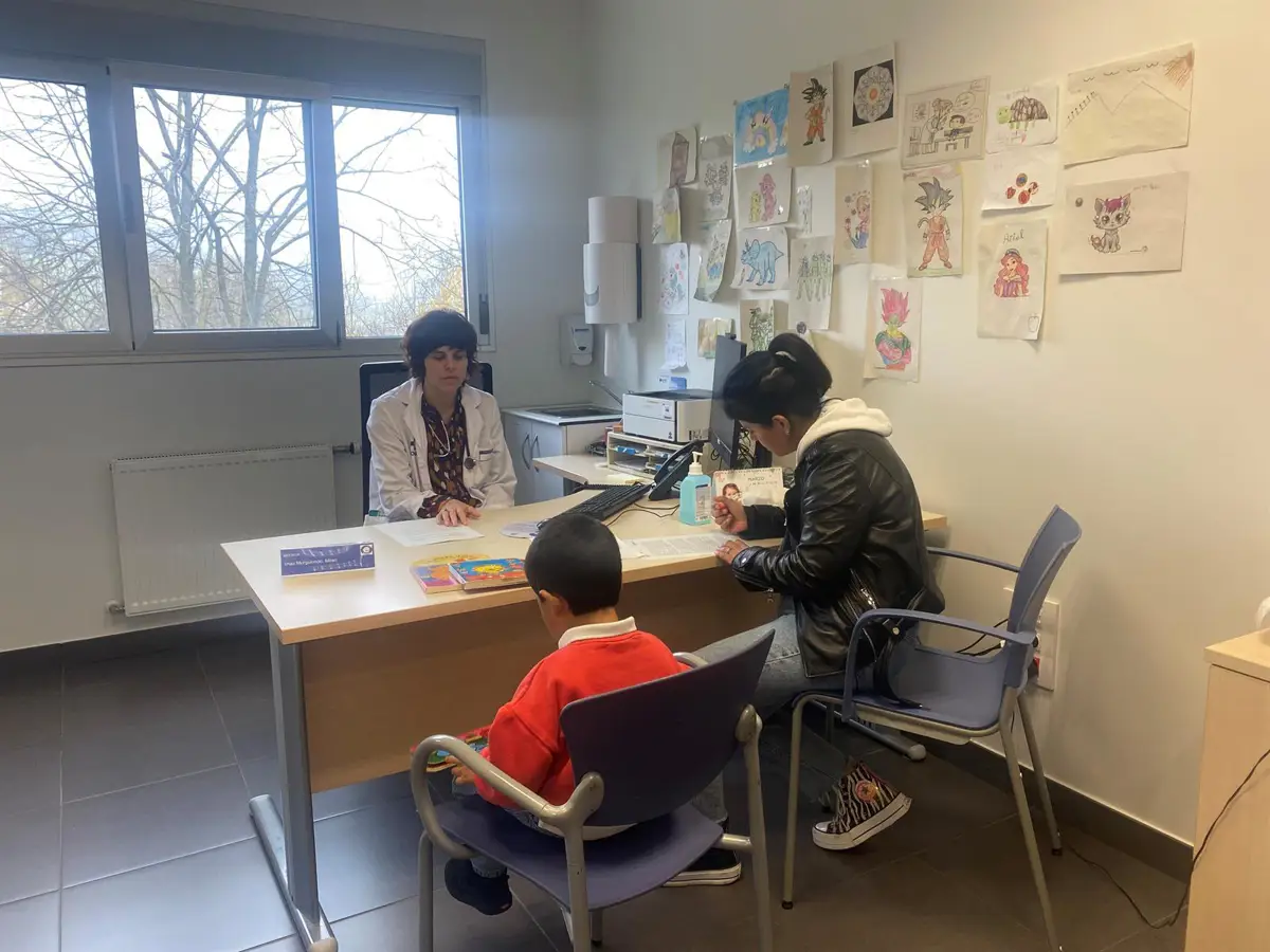 Osakidetza ofrece atención prioritaria a 5.000 personas con autismo mediante una nueva tarjeta