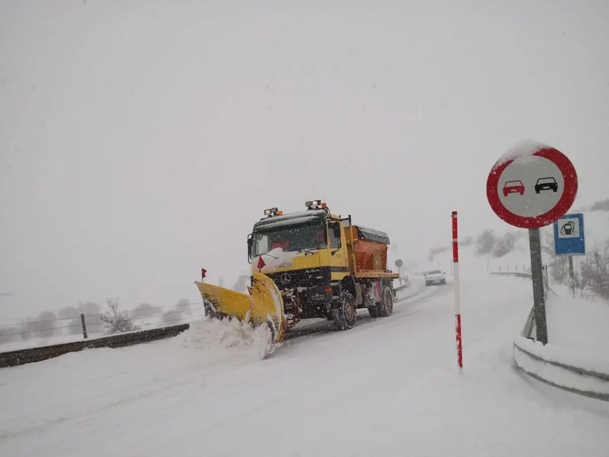 Es obligatorio usar cadenas para transitar por el Portalet, en la A-136, desde Formigal a la Es obligatorio usar cadenas para transitar por el Portalet, en la A-136, desde Formigal a la
