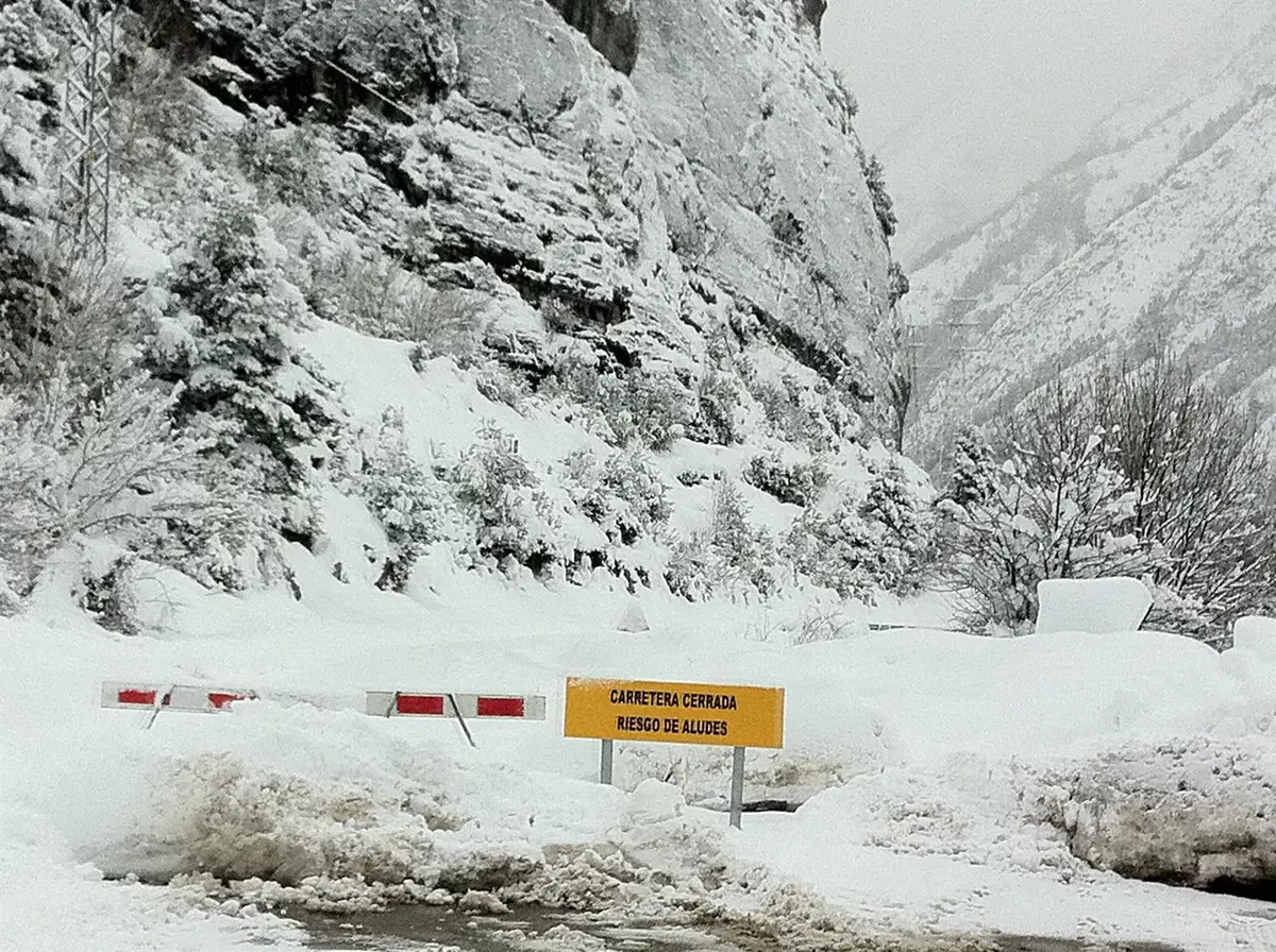 El peligro de avalanchas lleva al cierre de seis kilómetros de la A-139 en Benasque (Huesca) El peligro de avalanchas lleva al cierre de seis kilómetros de la A-139 en Benasque (Huesca)