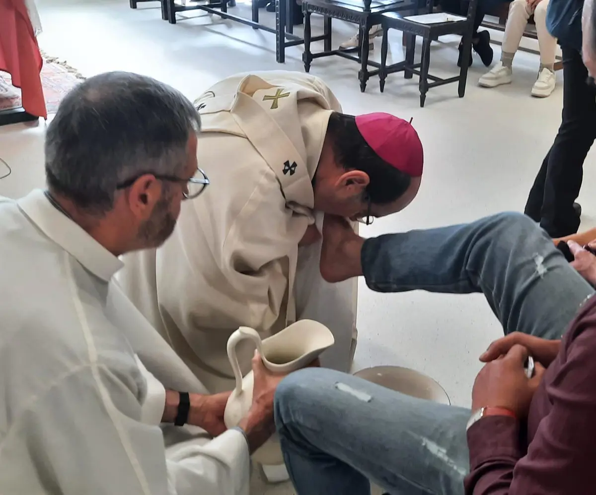 El arzobispo de Pamplona realiza la ceremonia del Jueves Santo lavando los pies a internos en
