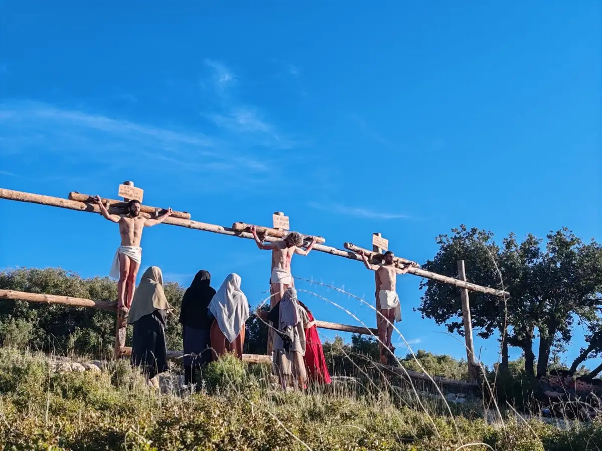 El drama de la cruz de Alcorisa emociona con una impresionante escenificación en el Monte Calvario
