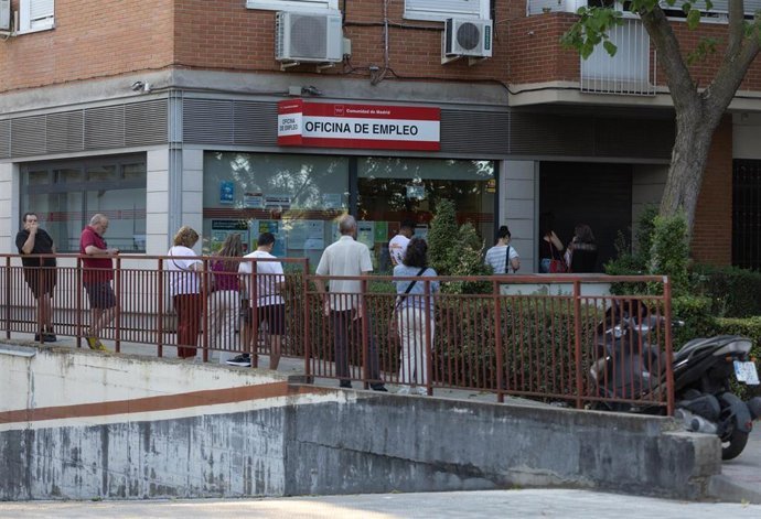 Archivo - Varias personas hacen cola en una oficina del SEPE, a 4 de agosto de 2025, en Madrid (Espa&ntilde;a). El paro registrado en las oficinas de los servicios p&uacute;blicos de empleo baj&oacute; en 1.357 personas en julio en relaci&oacute;n con el mes anterior (-0,06%) hasta