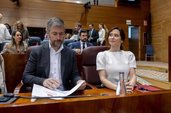 La presidenta de la Comunidad de Madrid, Isabel Díaz Ayuso (d), y el consejero de Presidencia, Justicia y Administración Local, y portavoz del Gobierno autonómico, Miguel Ángel García Martín (I), durante el Pleno de la Asamblea de Madrid, a 9 de abril de