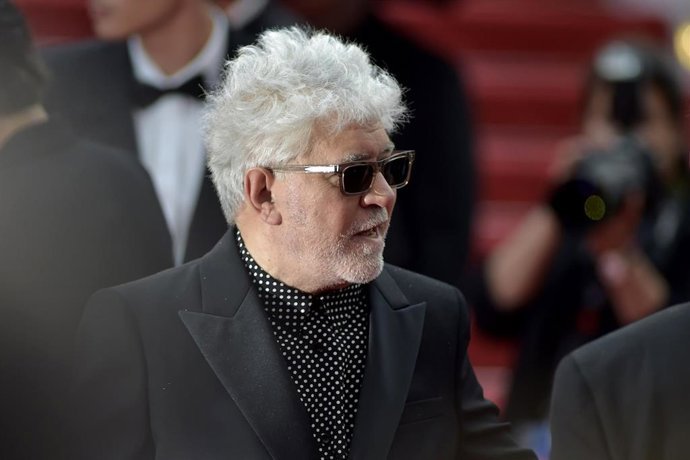Archivo - El director de cine Pedro Almod&oacute;var posa en la alfombra roja en la proyecci&oacute;n de la pel&iacute;cula &lsquo;Extra&ntilde;a forma de vida&rsquo; en el Festival de Cine de Cannes, a 17 de mayo de 2023, en Cannes, regi&oacute;n de Provenza-Alpes-Costa Azul (Francia). El mediometraj