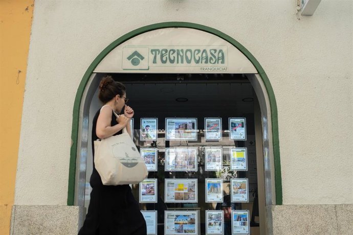 Archivo - Fachada de una inmobiliaria en Barcelona.