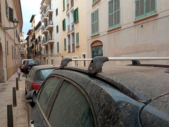 Archivo - Veh&iacute;culos y mobiliario urbano en Palma sucio de lluvia de barro.