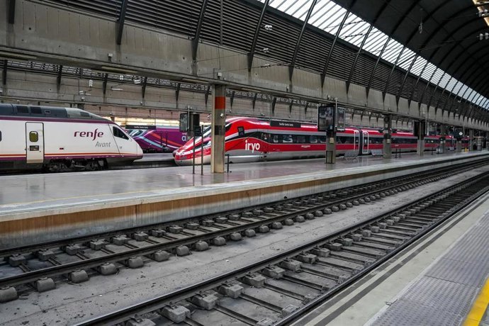Archivo - Un tren Irlo y un Avant parados en la estación de Santa Justa de Sevilla