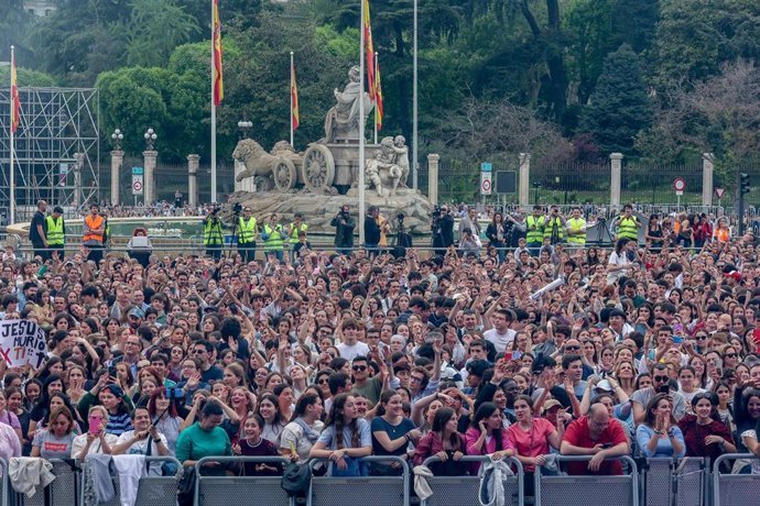 Archivo - Decenas de personas durante la segunda edici&oacute;n de la Fiesta de la Resurrecci&oacute;n, en la plaza de Cibeles, a 6 de abril de 2024, en Madrid (Espa&ntilde;a).