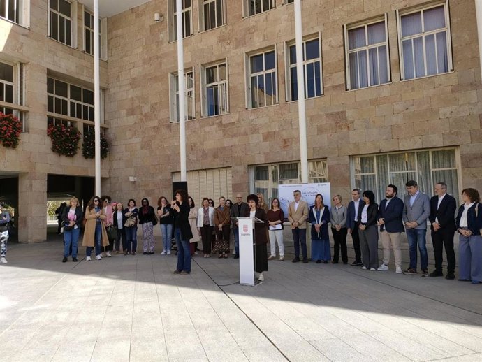 Concentraci&oacute;n contra la violencia de g&eacute;nero en el Ayuntamienot de Logro&ntilde;o