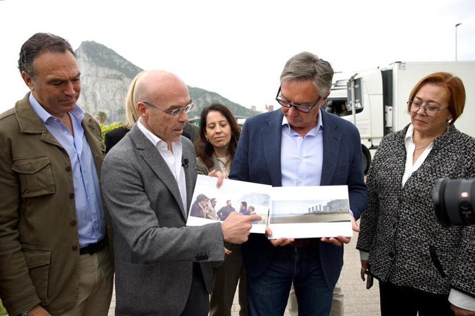 El jefe de la delegaci&oacute;n de Vox en el Parlamento Europeo, Jorge Buxad&eacute;, y el candidato a la Presidencia de Andaluc&iacute;a, Manuel Gavira, este viernes en declaraciones a los medios en La L&iacute;nea de la Concepci&oacute;n (C&aacute;diz).