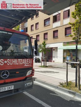 Intervenci&oacute;n de los bomberos en el incendio de una vivienda en el barrio de Rochapea de Pamplona.