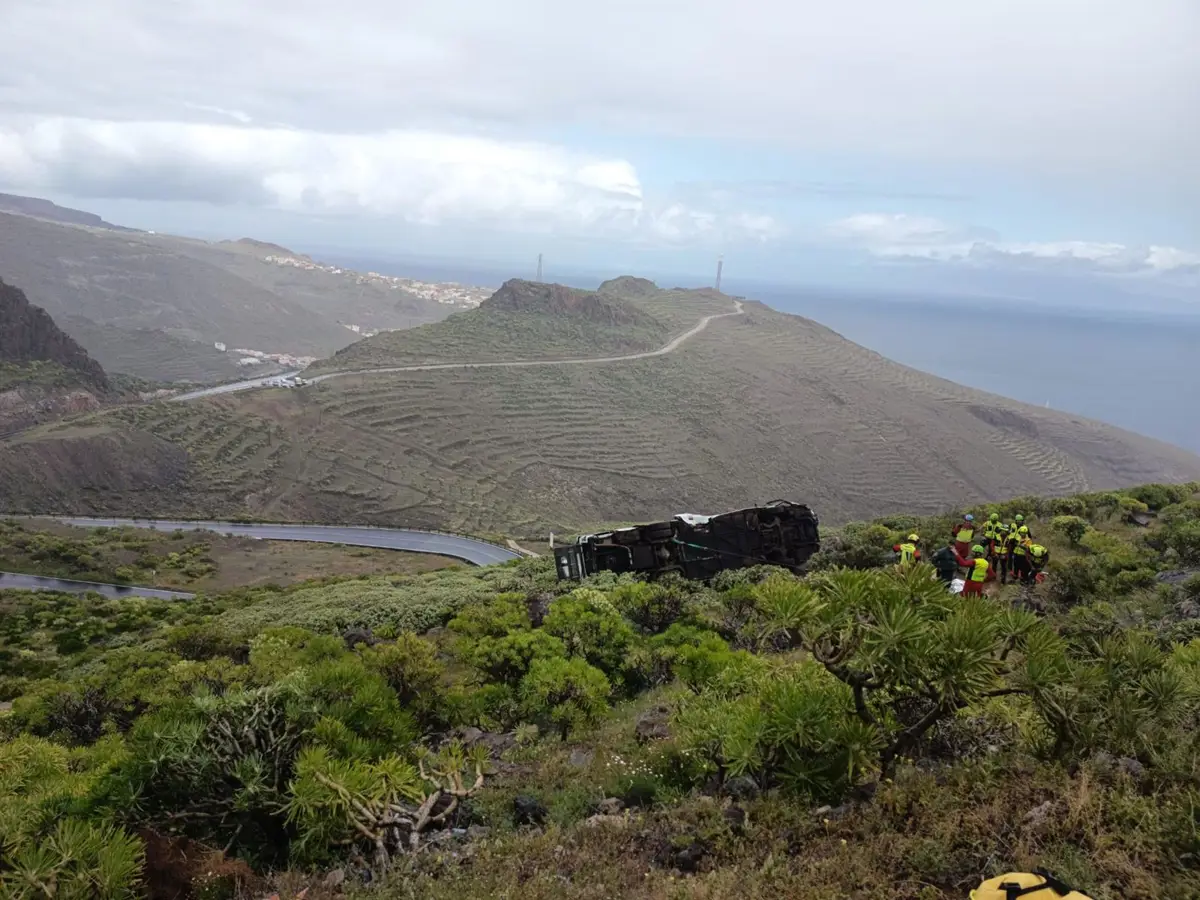 Frenos defectuosos serían la causa del accidente de autobús en La Gomera, un muerto y 27 heridos