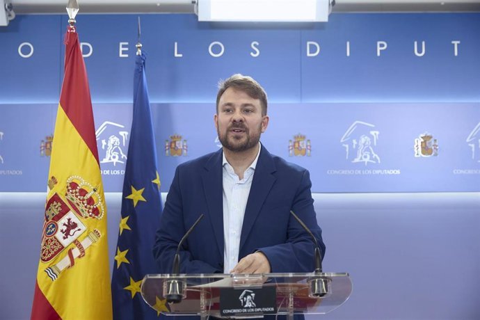 El diputado de Sumar Alberto Ib&aacute;&ntilde;ez Mezquita durante una rueda de prensa, en el Congreso de los Diputados, a 9 de abril de 2026, en Madrid (Espa&ntilde;a).