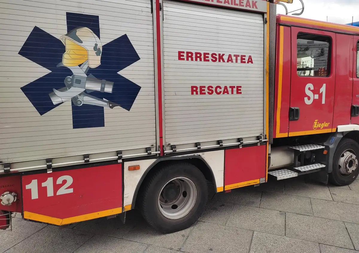 Reabren la N-634 en Iurreta tras el incendio de bobinas en una empresa papelera local
