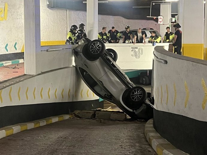 Imagen del veh&iacute;culo afectado a la llegada de los Bomberos.
