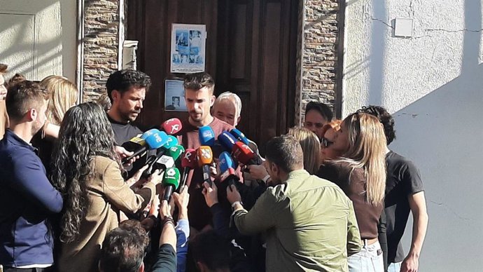 Los hijos y el marido de Francisca Cadenas atienden a los medios de comunicaci&oacute;n