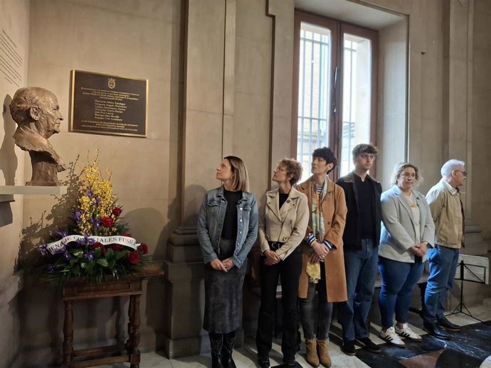 Mar&iacute;a Chivite y Elma Saiz en el homenaje a los concejales y trabajadores asesinados tras el golpe de Estado de 1936.