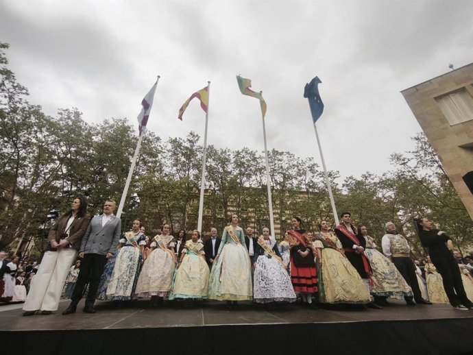 Una Plaza del Ayuntamiento abarrotada acoge la Crida y Masclet&aacute; que inicia un fin de semana de Fallas en Logro&ntilde;o