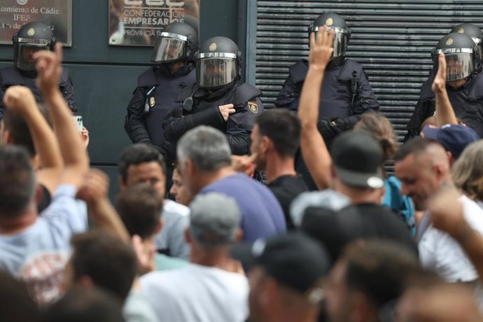 Archivo - Trabajadores del metal se re&uacute;nen ante Navantia.
