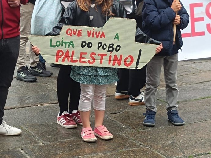 Una ni&ntilde;a en la concentraci&oacute;n en apoyo a la flotilla, en Santiago