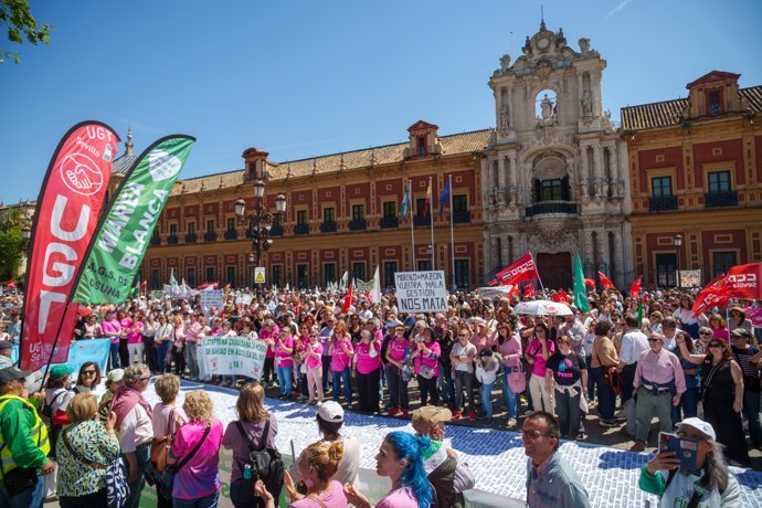 Im&aacute;genes de la  manifestaci&oacute;n de las Mareas Blancas por las calles de Sevilla. A 12 de abril de 2026 en Sevilla, Andaluc&iacute;a (Espa&ntilde;a).