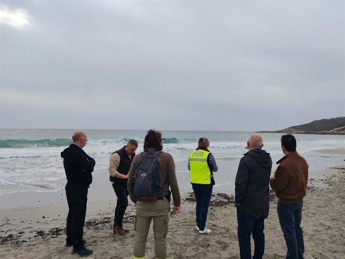 El Ayuntamiento de Sant Josep descarta un impacto medioambiental por el yate incendiado