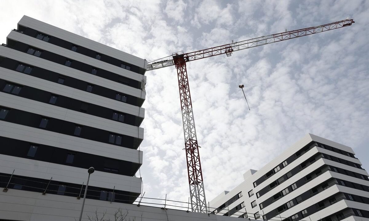 La actividad en el sector de la construcción cae un 10,3% en febrero, según el INE