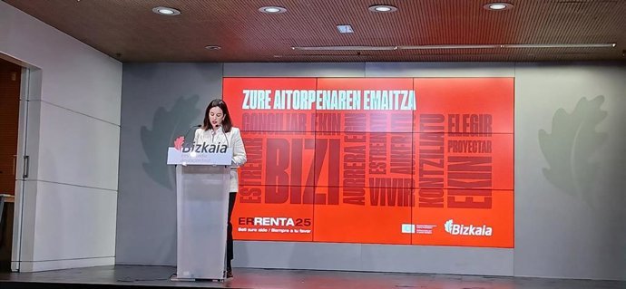 La diputada de Hacienda y Finanzas, Itxaso Berrojalbiz, presenta la campa&ntilde;a de la Renta25 en Bizkaia.