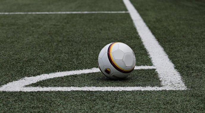Archivo - Bal&oacute;n en un campo de f&uacute;tbol.