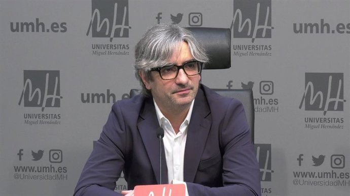 Archivo - El cirujano Diego González Rivas, en una rueda de prensa en la Universidad Miguel Hernández (UMH), antes de su investidura como doctor 'honoris causa'.