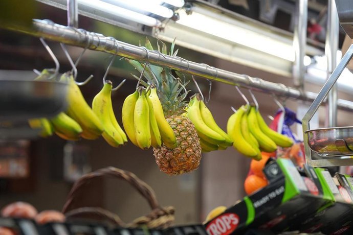 Archivo - Alimentos en el interior del Mercado de l'Estrella en Barcelona.