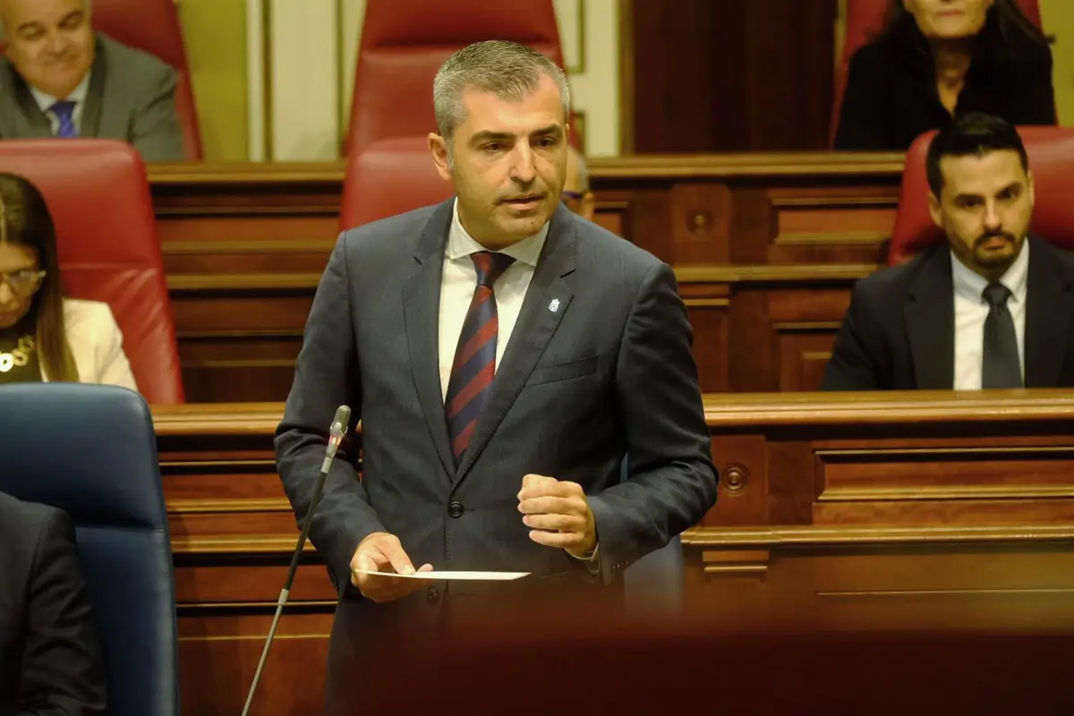 Domínguez (PP) aboga por la reubicación de menores migrantes y rechaza que Canarias sea un