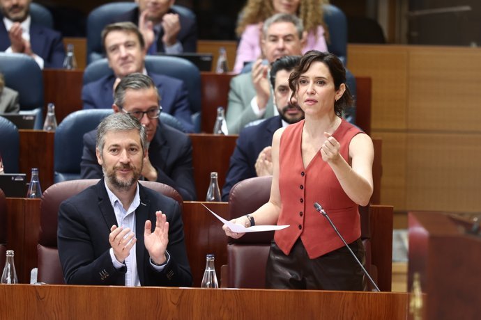 La presidenta de la Comunidad de Madrid, Isabel D&iacute;az Ayuso (d), y el consejero de Presidencia, Justicia y Administraci&oacute;n Local, y portavoz del Gobierno auton&oacute;mico, Miguel &Aacute;ngel Garc&iacute;a Mart&iacute;n (d),durante una sesi&oacute;n plenaria en la Asamblea de Madrid, a 16