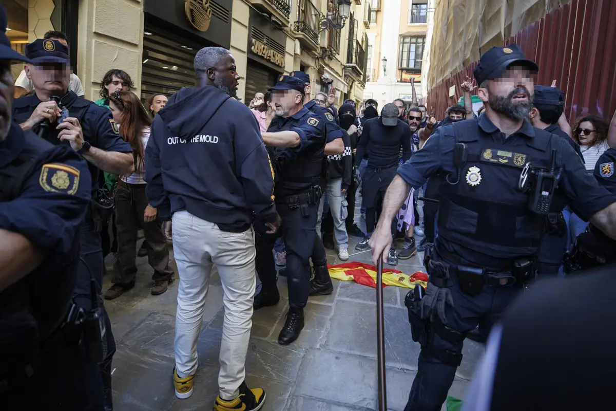 Vox en Granada sufre intento de boicot; hay un detenido y varios identificados por desorden público