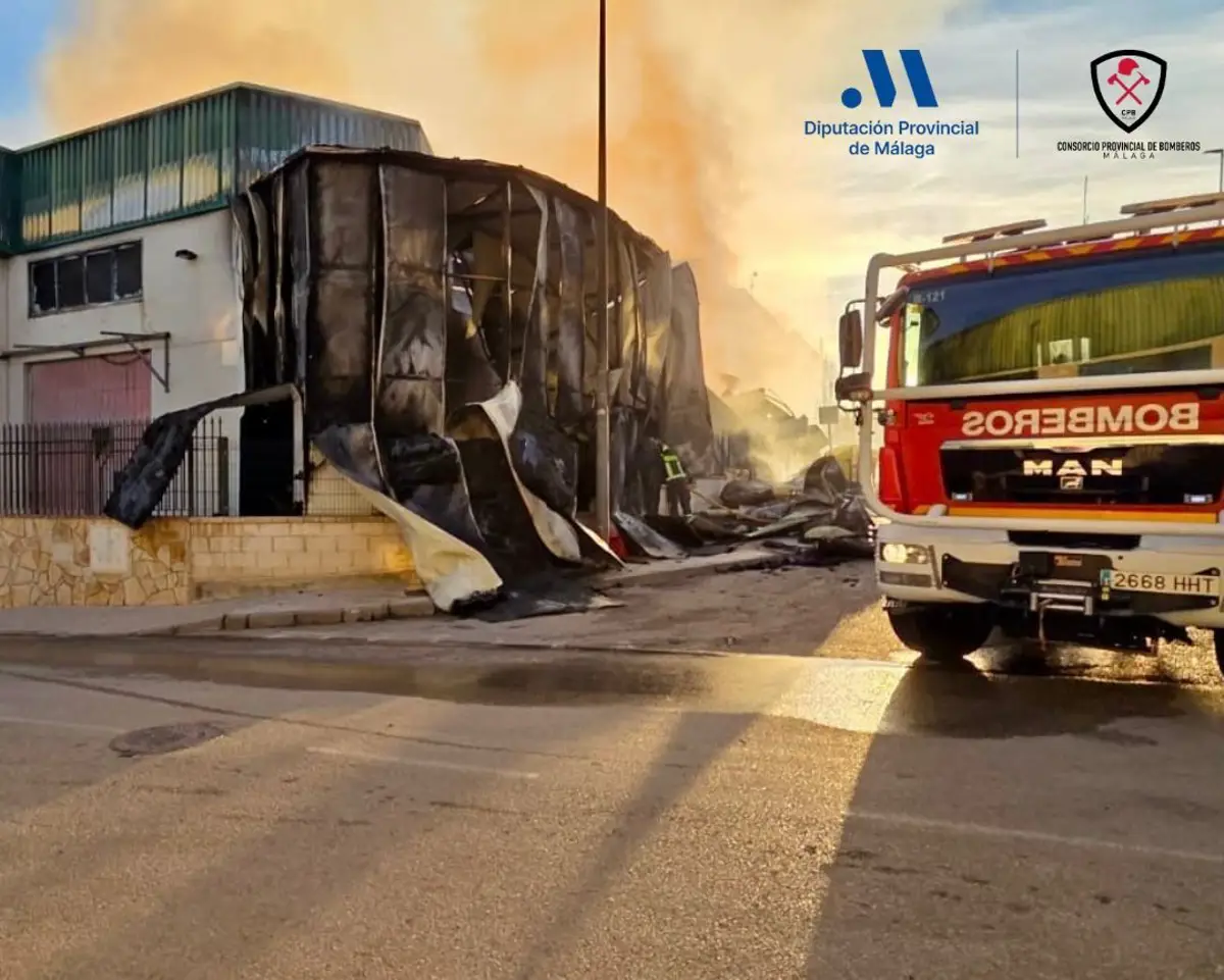 Un incendio afecta a diversas naves del polígono industrial en Cajiz, Vélez-Málaga
