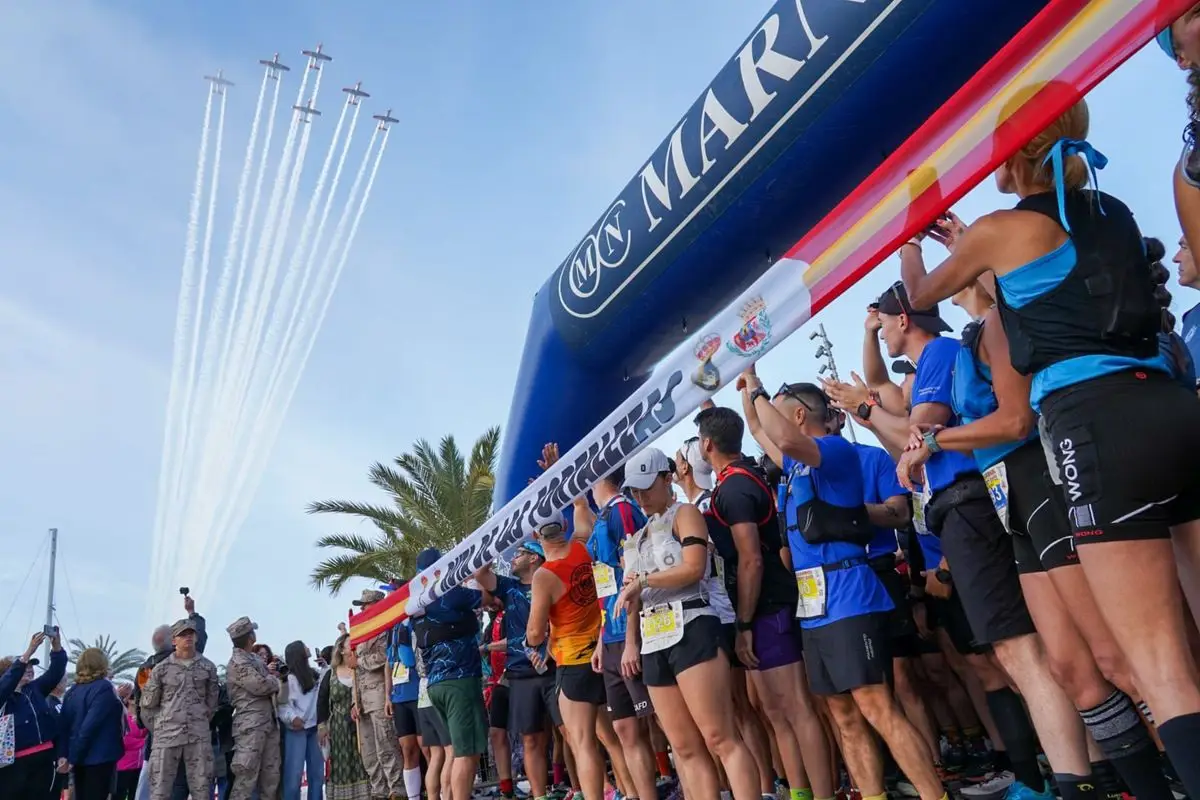 La formación Mirlo vuela sobre el cielo de Cartagena para inaugurar la XV Ruta de las Fortalezas