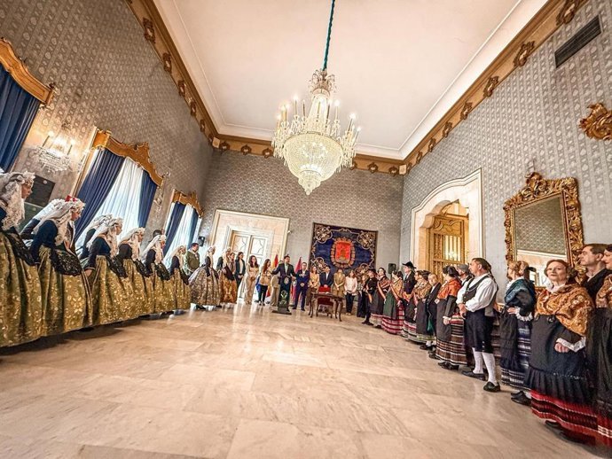 El alcalde de Albacete, Manuel Serrano, durante la recepci&oacute;n oficial que el alcalde de Alicante, Luis Barcala.
